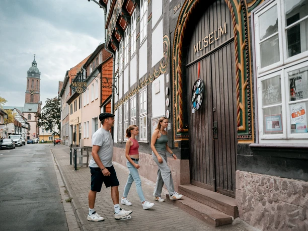 Familie am StadtMuseum Einbeck Eine Familie am Eingang des StadtMuseums auf dem Weg hinein.
