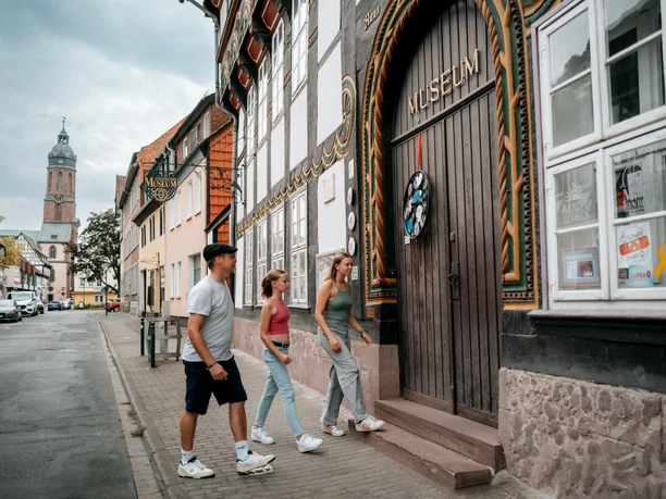 Familie beim StadtMuseum Eine Familie am Eingang des StadtMuseums auf dem Weg hinein.