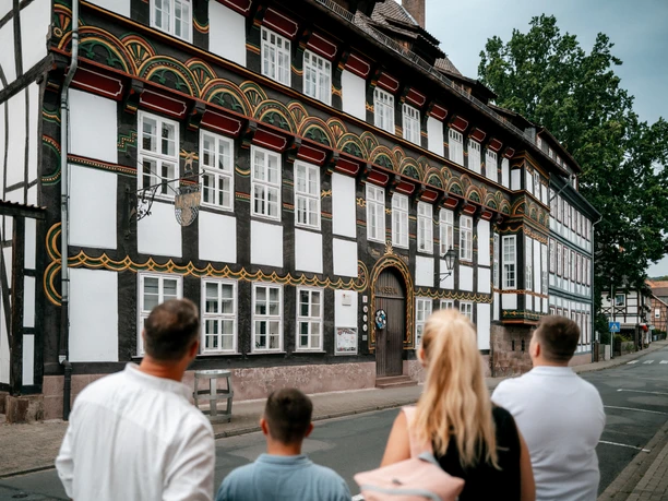 Familie beim StadtMuseum Familie mit zwei Kindern schaut auf das Einbecker StadtMuseum.