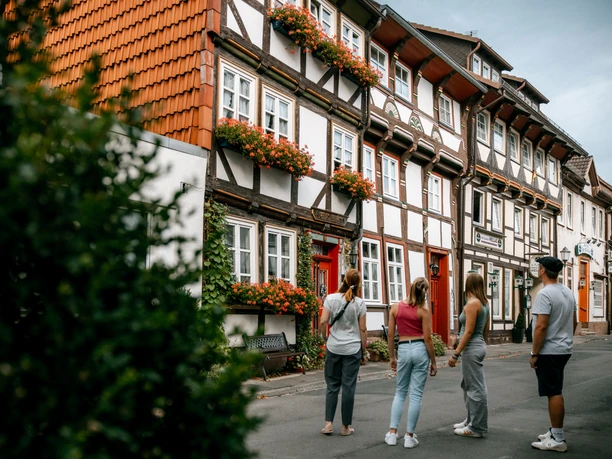 Familie Fachwerkhäuser Oleburg Familie vor mit Blumen geschmücktem Fachwerkhaus in Einbeck.