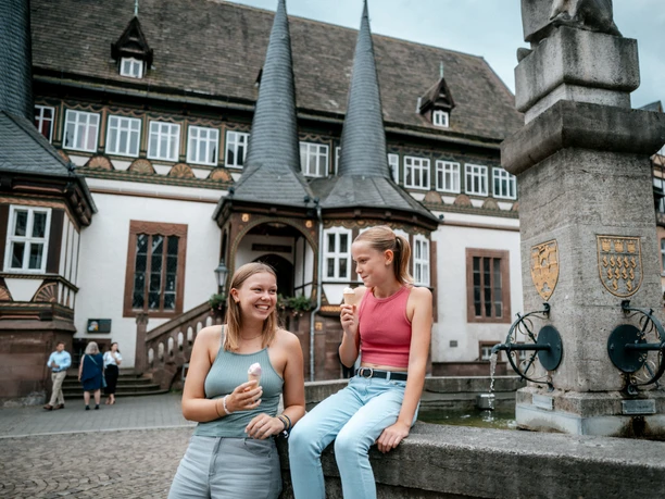 Geschwister beim Till-Eulenspiegel-Brunnen vor dem Alten Rathaus.