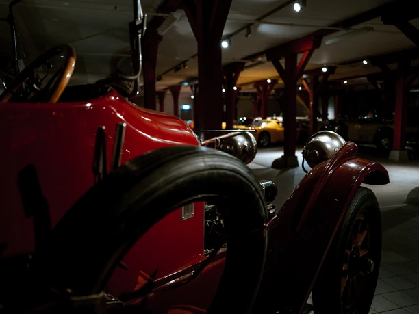 SCHATZKAMMER PS.SPEICHER Nahaufnahme eines roten Oldtimer bei gedimmten Licht in der Schatzkammer des PS.SPEICHER.