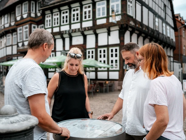Einbecker Bierpfad Vier Personen stehen um ein Fass des Einbecker Bierpfades und schauen sich dieses an.