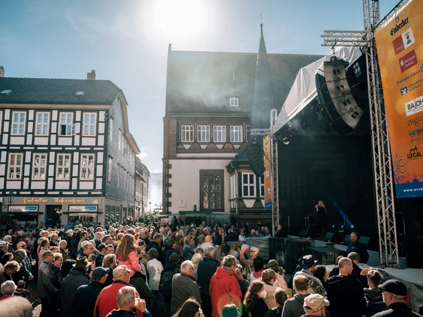 Bühne beim Eulenfest 2022 Viele Menschen vor einer Bühne auf dem Marktplatz beim Einbecker Eulenfest.