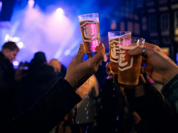 Anstoßen beim Eulenfest 2022 Becher, die auf dem Eulenfest mit Einbecker Bier anstoßen.