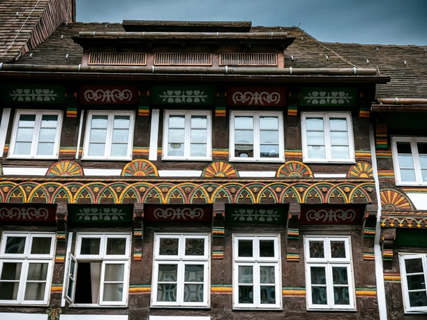 Nahaufnahme Fachwerkschnitzereien in der Einbecker Altstadt.
