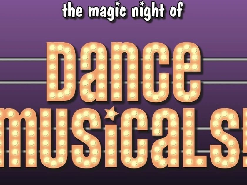 The Magic Night of Dance Musicals Leuchtende Buchstaben auf lila Hintergrund verkünden "Dance Musicals" mit Glühbirnen-Optik.