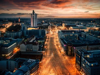 Skyline über dem Grimmaischen Steinweg | Leipzig Convention Bureau Skyline über dem beleuchteten Grimmaischen Steinweg in der Abenddämmerung - präsentiert vom Leipzig Convention Bureau