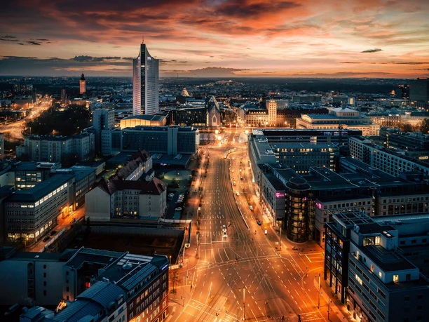 Skyline über dem Grimmaischen Steinweg | Leipzig Convention Bureau Skyline über dem beleuchteten Grimmaischen Steinweg in der Abenddämmerung - präsentiert vom Leipzig Convention Bureau