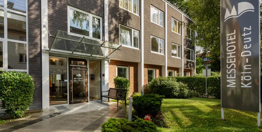 Messehotel Eingang Eingang Messehotel Köln-Deutz von Außen, mit Rasenfläche und BegrünungEntrance to the Messehotel Köln-Deutz from the outside, with lawn and greenery