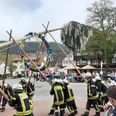 Feuerwehr stellt den Maibaum in Mitteltal