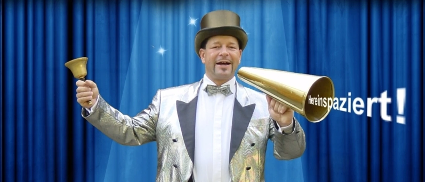 Walter Kreft Walter Kreft mit Glocke in der Hand