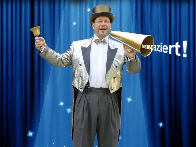 Walter Kreft Walter Kreft mit Glocke in der Hand