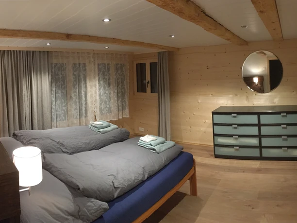 Schlafzimmer mit Kommode