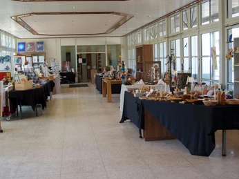 Kunst im Park Willingen Saal.jpg