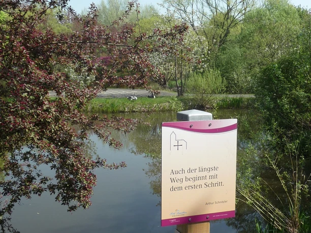 Zitatstafel Pilgerweg im Kurpark