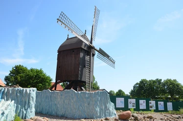 Osterlinder Bockwindmühle im Mühlengarten des Städtischen Museums Schloss Salder in Salzgitter