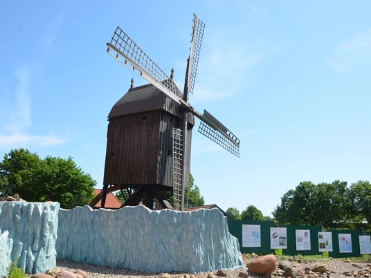 Osterlinder Bockwindmühle im Mühlengarten des Städtischen Museums Schloss Salder in Salzgitter