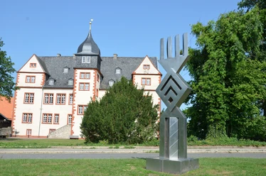 Schloss Salder in Salzgitter mit dem Kunstwerk Stadtzeichen von O.-H. Hajek