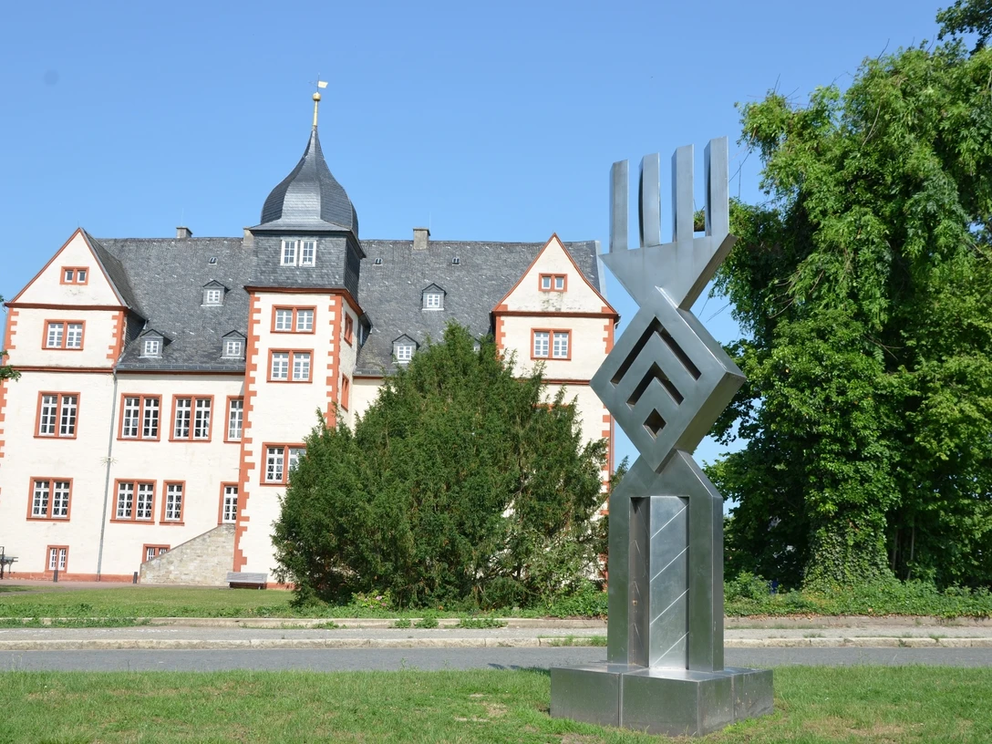 Schloss Salder in Salzgitter mit dem Kunstwerk Stadtzeichen von O.-H. Hajek