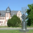 Schloss Salder in Salzgitter mit dem Kunstwerk Stadtzeichen von O.-H. Hajek