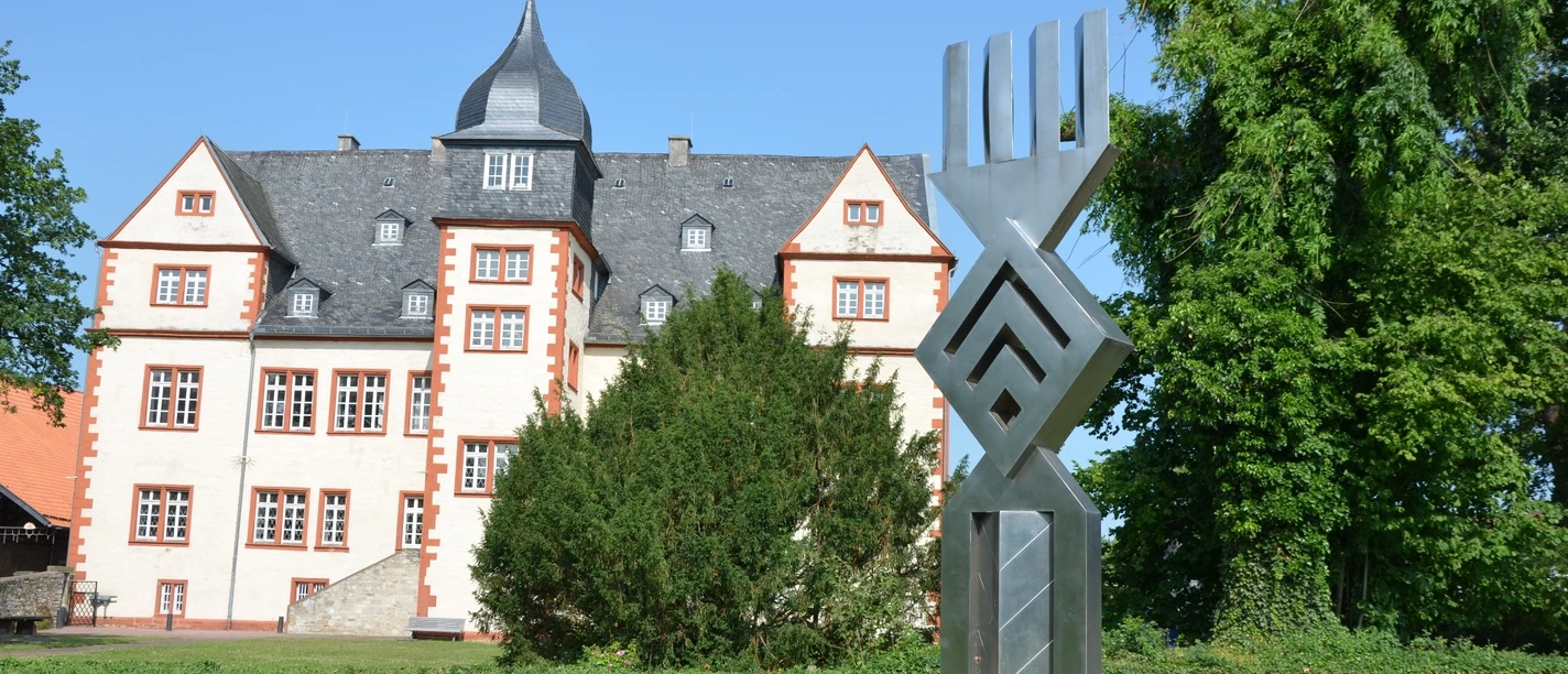 Schloss Salder in Salzgitter mit dem Kunstwerk Stadtzeichen von O.-H. Hajek