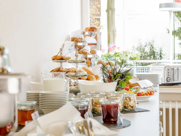 Frühstück Frühstücksbuffet mit kleinen Müsligläsern und Etageren mit Gebäck