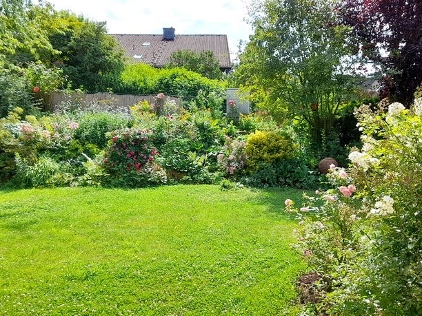 Gartenblick aus dem Fenster
