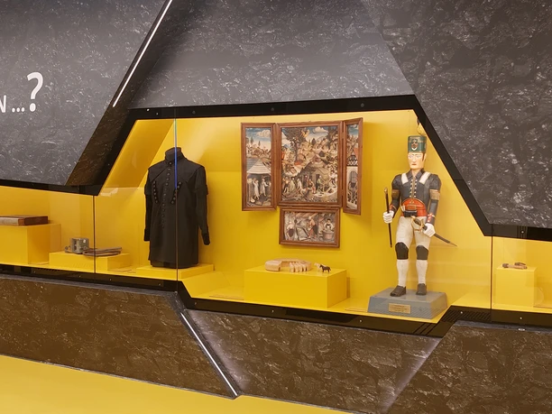 KohleWelt 2 Ausstellungsstück in der KohleWelt, zeigt historische Uniform, Gemälde und Bergbauartefakte.
