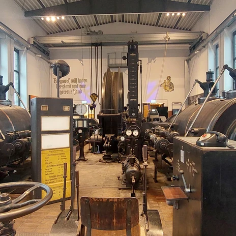 KohleWelt 5 Historische Dampfmaschine in einem hellen Raum mit großen Fenstern und technischen Details.