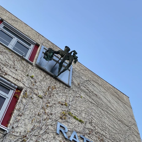 Der Seiltänzer: Eulenspiegel-Skulptur am Rathaus in Schöppenstedt