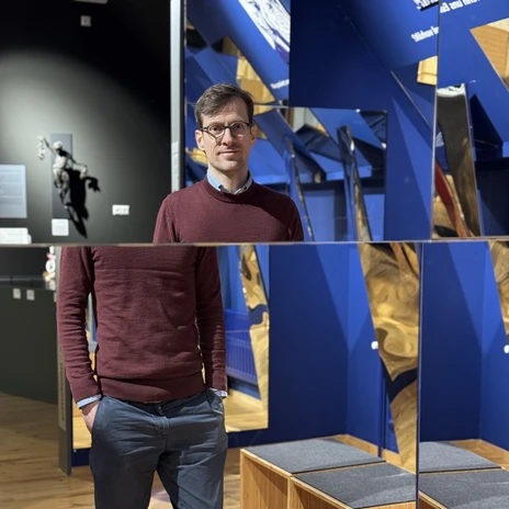 Museumsleiter Benedikt Einert in der Ausstellung vom Eulenspiegelmuseum - Spiegelkabinett