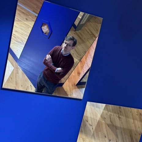 Museumsleiter Benedikt Einert in der Ausstellung vom Eulenspiegelmuseum