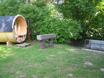 Fass-Saune mit Armbecken bei Wassertretstelle
