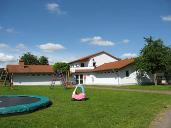 Spielplatz hinter dem Empfangsgebäude