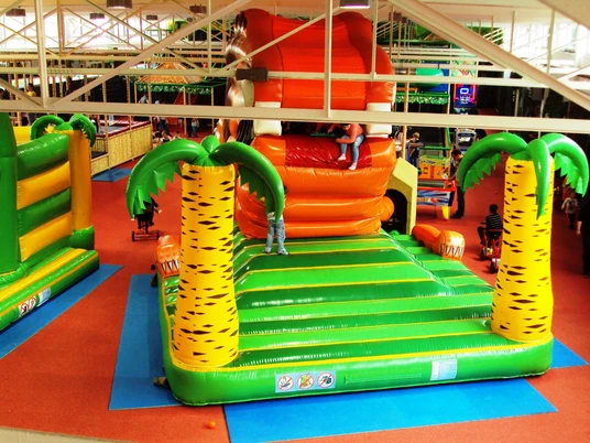 Große Sprungmatte im Indoorspieleland HallyGally in Salzgitter-Lebenstedt
