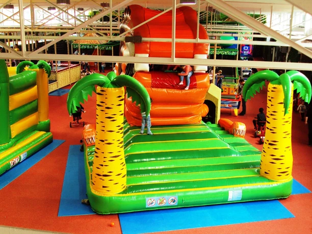 Große Sprungmatte im Indoorspieleland HallyGally in Salzgitter-Lebenstedt