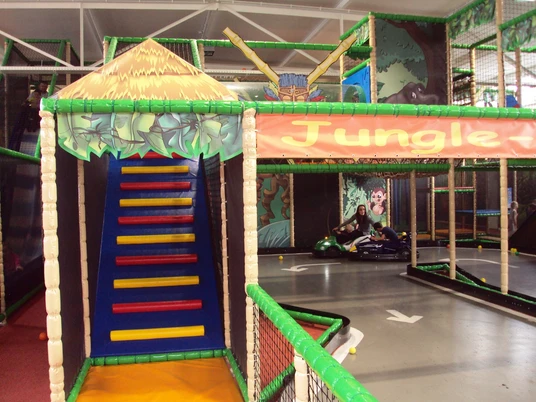 Elektroautos im Indoorspielplatz HallyGally in Salzgitter-Lebenstedt