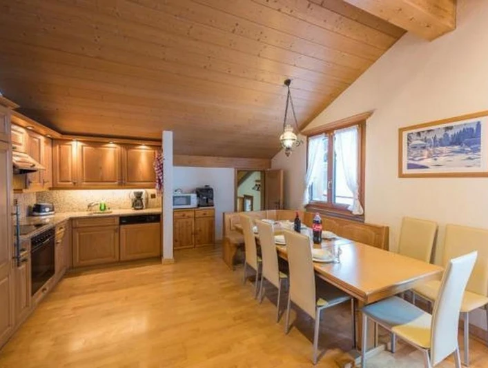 Wohn- und EsskücheBildmitte Türe zu Schlafzimmer 4