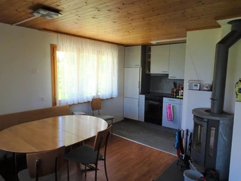 Esstisch mit offener Küche