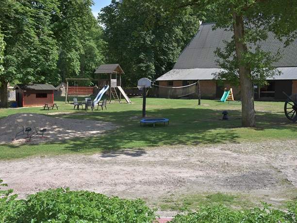 Zum Hühnerhof Ausblick Internet.jpg Weitläufiger Bauernhof-Spielplatz mit Sandkasten, Rutsche, Trampolin und großer Scheune.