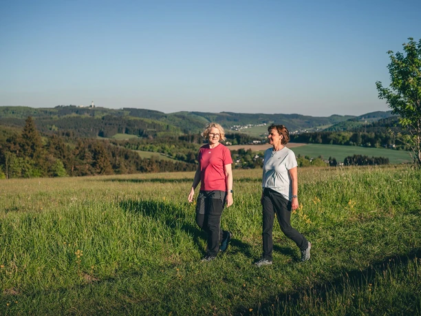 2 Frauen beim Spaziergang 2 Frauen beim Spaziergang