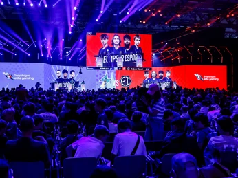 gamescom Große Menschenmenge bei einem E-Sport-Event mit buntem Bühnenlicht und beeindruckenden Bildschirmen.Large crowd at an e-sports event with colorful stage lighting and impressive screens.