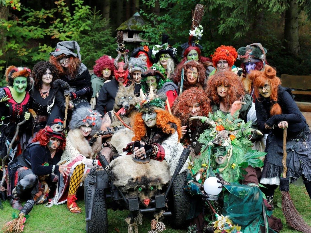 Gruppenbild der Wolfshäger Hexenbrut Group photo of the Wolfshäger witches' brood