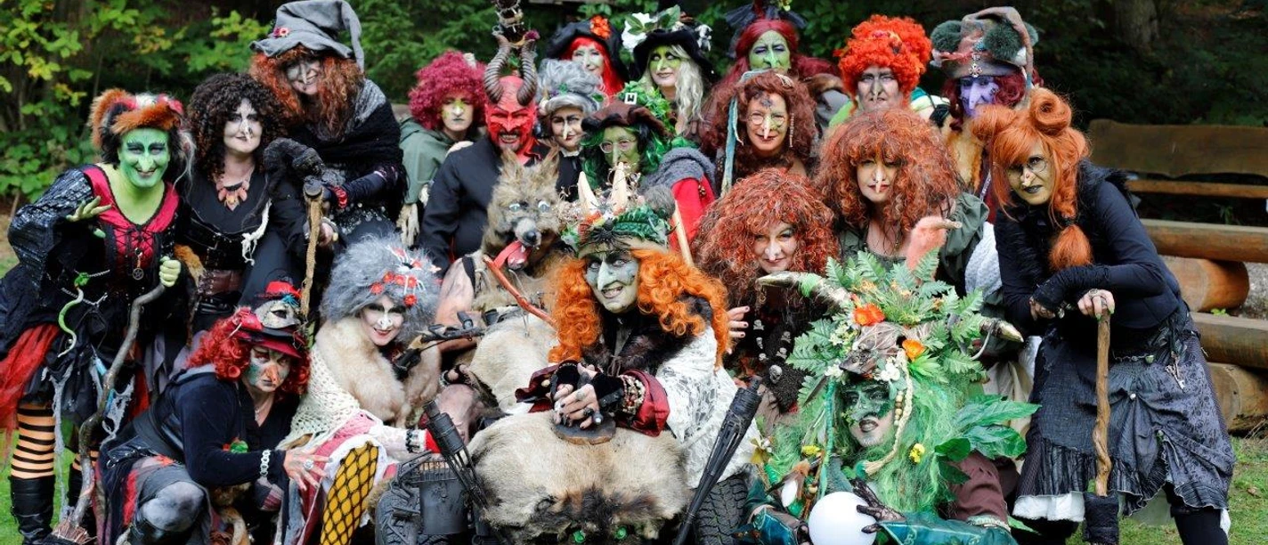 Gruppenbild der Wolfshäger Hexenbrut Group photo of the Wolfshäger witches' brood