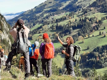 Excursion into the realm of the golden eagle Biologe erklärt einer Gruppe draussen im Gelände den Lebensraum des SteinadlersBiologist explains the habitat of the golden eagle to a group out in the fieldUn biologiste explique l'habitat de l'aigle royal à un groupe sur le terrain.