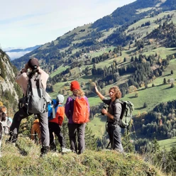 Exkursion ins Reich der Steinadler Biologe erklärt einer Gruppe draussen im Gelände den Lebensraum des Steinadlers