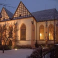 Die Klosterkirche in Blomberg zeigt ihre eindrucksvolle gotische Architektur an einem verschneiten Abend.