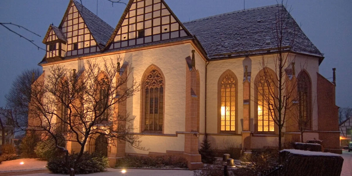 Die Klosterkirche in Blomberg zeigt ihre eindrucksvolle gotische Architektur an einem verschneiten Abend.