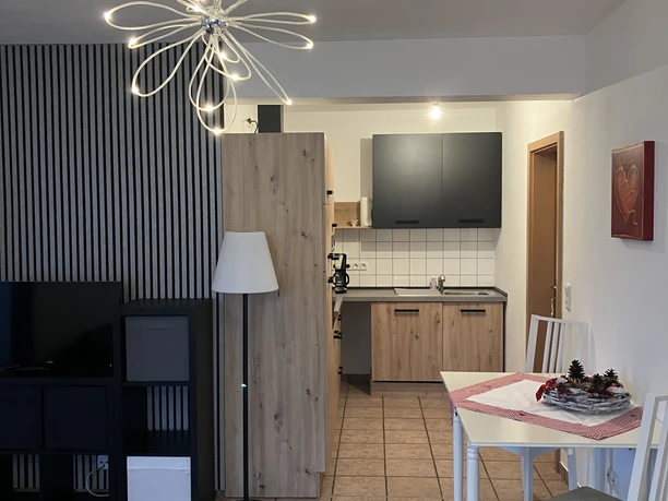 IMG_0850.JPG Moderne, gemütliche Wohnung mit offener Küche, Esstisch, Holzmöbeln und stilvoller Beleuchtung.